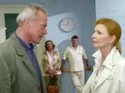 MDR Fernsehen IN ALLER FREUNDSCHAFT FOLGE 279, "Geschwisterliebe", am Mittwoch (10.04.13) um 11:40 Uhr. Harry Vorndran (Dirk Galuba) hängt sehr an seiner Schwester. Oberschwester Ingrid (Jutta Kammann) beruhigt ihn, während er auf das Ende der OP wartet.