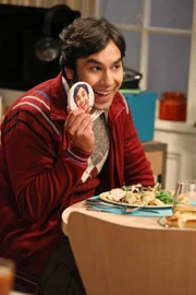 Findet heraus, dass sich seine Eltern getrennt haben, während Leonard sein Schnarch-Problem in den Griff bekommen möchte: Raj (Kunal Nayyar) ...