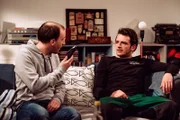 Florian zögert, als Frischi fordert, ihm eine Glatze zu rasieren. Von links: Spezl Frischi (Daniel Mayr) und Florian Brunner (Tommy Schwimmer).
