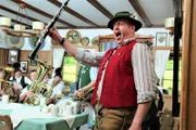 Josef Menzl in voller Aktion beim Servus Musikantenstammtisch im Gasthaus Brucker in Aschau im Chiemgau
