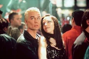 Drusilla (Juliet Landau, r.) und Spike (James Marsters) machen die Nacht zum Tag.