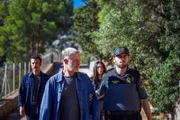 Antonio Gomez (Mohamed Achour, l.), Peter Maiwald (Andreas Lust, 2.v.l.), Isabell Navarro (Mona Pirzad, 2.v.r.), Polizist (Komparse)
