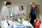 Oberschwester Arzu (Arzu Bazman) verteilt an ihre beiden Kollegen Kris Haas (Jascha Rust) und Miriam Schneider (Christina Petersen) die Aufgaben für den Tag. Da Kris' schriftliche Prüfung ansteht, ist er etwas angespannt.