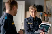 Caro (Sarah Thonig) zeigt Max (Nepo Fitz) das Video von Finn und Mia.