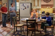 Evelyn (Holland Taylor, 2.v.r.) erfährt vom Tod ihres zweiten Ehemannes Harry. Gemeinsam mit ihren Söhnen Charlie (Charlie Sheen, 2.v.l.) und Alan (Jon Cryer, l.) und ihrem Enkel Jake (Angus T. Jones, r.) möchte sie an der Beerdigung teilnehmen ...