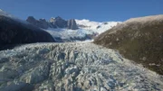 Flugaufnahme des Originalschauplatzes in Feuerland. Dort, wo 1829 die HMS Beagle ankerte, kalben heute gigantische Gletscher direkt ins Meer. in Verbindung mit der Sendung bei Nennung ZDF/J¸rgen StumpfhausFlugaufnahme des Originalschauplatzes in Feuerland. Dort, wo 1829 die HMS Beagle ankerte, kalben heute gigantische Gletscher direkt ins Meer. in Verbindung mit der Sendung bei Nennung ZDF/J?rgen Stumpfhaus