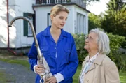 Saskia Henker (Rike Schmid, l.) möchte sich wieder mit ihrer rebellischen Oma Hedwig (Dorothea Walda, r.) vertragen.