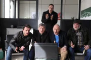 Die Männer schauen heimlich das Fußballspiel und drücken sich vor dem Spielenachmittag mit ihren Frauen. Von links: Florian Brunner (Tommy Schwimmer), Roland Bamberger (Horst Kummeth), Mike Preissinger (Harry Blank), Hubert Kirchleitner (Bernhard Ulrich) und Benedikt Stadlbauer (Andreas Geiss).