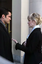 Det. Lilly Rush (Kathryn Morris, r.) und Det. Scott Valens (Danny Pino, l.) besprechen die weitere Vorgehensweise ...