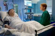 ARD/MDR IN ALLER FREUNDSCHAFT FOLGE 691, "Schlagabtausch", am Dienstag (30.06.15) um 21:00 Uhr im ERSTEN. Dr. Roland Heilmann (Thomas Rühmann) ist wieder aufgewacht. An seinem Bett sitzt überglücklich seine Frau Pia Heilmann (Hendrikje Fitz). Noch kann niemand genau sagen, ob sein Hirn durch den langen Kreislaufstillstand Schaden genommen hat. Als Roland Pia erzählt, dass es ein gutes Gefühl war, die "weißen Lichter" gesehen zu haben, ist diese zutiefst verunsichert.