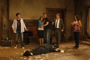 Ted (Josh Radnor, l.) präsentiert Marshall (Jason Segel, M.), Barney (Neil Patrick Harris, 2.v.r.), Lily (Alyson Hannigan, 2.v.l.) und Robin (Cobie Smulders, r.) seinen neuesten Erwerb: ein eigenes Haus, das er spontan im Internet ersteigert hat. Seine Freunde wissen allerdings nicht, wie sie darauf reagieren sollen ...