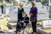 Wade (CCH Pounder, l.) konnte ihr Versprechen nach 40 Jahren einlösen und Miriam (Angela Gots, l.) und Hannah Tarlow (Cristine Rose, M.) den Mörder ihres Vaters und Ehemann liefern ...