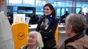 Die FraCare-Betreuerin Johanna Schlaugies auf dem Frankfurter Flughafen.