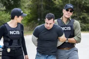 Was hat Len Bowers (Ilan Srulovicz, M.) mit dem Mordfall zu tun, in dem Pride (Scott Bakula, r.) und Brody (Zoe McLellan, l.) gerade ermitteln?; Was hat Len Bowers (Ilan Srulovicz, M.) mit dem Mordfall zu tun, in dem Pride (Scott Bakula, r.) und Brody (Zoe McLellan, l.) gerade ermitteln?