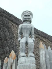 Ki'i' , geschnitzte Figuren, bewachen den Tempel in der Bucht von Honaunau in dem die Gebeine von 23 Häuptlingen aufbewahrt wurden.