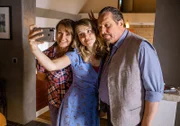 Familie Beissl macht ein Versöhnungsselfie. V.l.n.r. Elisabeth Beissl, Eva Beissl, Benedikt Beissl