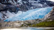 Gletscherzunge Nigardsbreen. Eine von den etwa 50 Gletscherzungen des Jostedalsbreen, dem größten Gletscher des europäischen Festlands, ist der Nigardsbreen. In den letzten Jahrzehnten hat er aufgrund der Klimaerwärmung einige hundert Meter an Länge verloren.