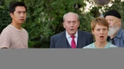 Plocher (Michael Prelle, 3.v.r.), Vicky Adam (Katja Danowski, 2.v.r.), Reinhard Bielefelder (Bill Mockridge, r.) und Hui Ko (Aaron Le, l.) sehen erstaunt, Klaus Schmitz beim Trampolinspringen zu.