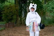Eva (Mirja Boes) tritt beim Kinderfest im Zoo als tanzende Eisbärprinzessin auf.