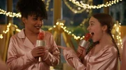 Charlotte (Gloria Colston, l.) und Lucy (Kensington Tallman, r.) singen Karaoke im Pyjama.
