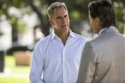 Noch haben Pride (Scott Bakula, l.) und seine Kollegen, keine Spur zum Mörder einer Marinerichterin. Doch kann Councilman Douglas Hamilton (Steven Weber, r.) weiterhelfen?