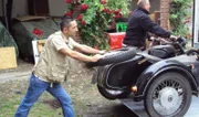 Trödel-Experte Mauro Corradino mit einem alten Motorradgespann.