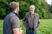 Florian (Arne Löber, l.) preist seinen Bruder Erik, gegenüber Werner (Dirk Galuba, r.) als PR-Profi an.