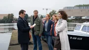 Lars (Ingo Naujoks, l.), Finn (Sven Martinek, 2.v.l.), Nina (Julia E. Lenska, M.), Tomke Jennsen (Anjorka Strechel, 2.v.r.) und Dr. Zobel (Proschat Madani, r.) freuen sich auf einen gemeinsamen Ausflug.