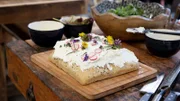 Das heutige Rezept: frischgebackenes Kräuter-Fladenbrot mit Ziegenfrischkäse und einem Topping mit Radieschen, Rosmarin und essbaren Blüten. (Weitere Bilder auf Anfrage)