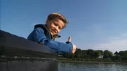 Bens Vater ist Lotse im Hamburger Hafen und nimmt ihn mit auf ein riesiges Containerschiff.
