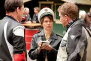 Bärbel Schmied (Meike Droste, M.) verhört die Streithähne Herbert Köhnen (Thomas Loibl, l.) und Jo (Matthias Komm, r.).