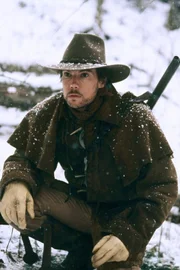 Während Charles Ingalls (Cameron Bancroft) auf der Jagd ist, ist seine Familie in Gefahr, doch davon ahnt der Zimmermann nichts ...