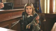 Sophie Winslow (Olivia Crocicchia) ist eine wichtige Zeugin im Prozess um den Mord an ihrer Adoptivmutter und muss vor Gericht erscheinen.