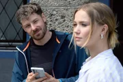 Alfie Schneider (Sebastian Meyer, l.) findet Gefallen an Lilly Engel (Julia Willecke, r.).
