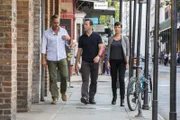 Untersuchen den Mord an einem Bootsmann, dessen Leiche mit Verlobungsring und einem Plan für einen Hochzeitsantrag gefunden wurde: Pride (Scott Bakula, l.), Brody (Zoe McLellan, r.) und Lasalle (Lucas Black, M.) ...