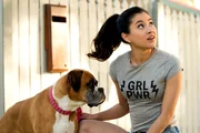 Hund Doris, mit dem Kyra (Kimie Tsukakoshi) kommunizieren kann, soll mithelfen, den in einen Hund verzauberten Postboten wiederzufinden.