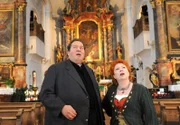 Endlich zu Hause: Pfarrer Braun (Ottfried Fischer) und seine Haushälterin Margot Roßhauptner (Hansi Jochmann) begutachten ihr neues bayerisches Gotteshaus.
