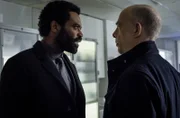 Ian Shaw (Nicholas Pinnock, l.); Howard (J.K. Simmons, r.)