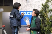 Josephine gesteht Florian, dass sie froh ist, Lansing bald verlassen zu können. Von links: Josephine Drechsler (Mira Mazumdar) und Florian Brunner (Tommy Schwimmer).