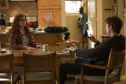 Eigentlich dachten die Ermittler, John (Jerry O'Connell, r.) hätte sich in seinem Büro in die Luft gesprengt, doch dieser Glaube stellt sich als falsch heraus, als der Killer in Lauras (Debra Messing, l.) Wohnung auftaucht und sie gefangen nimmt ...
