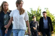 Jana Skoff (Emily Cox, Mitte) wird von Anni (Anna Unterberger), Kommissar Bergmann (Hary Prinz) und einer Polizistin (Sophia Grabner) vom Tatort weggeführt.