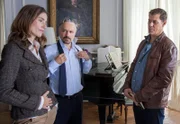 ARD HEITER BIS TÖDLICH - MORDEN IM NORDEN, II. Staffel der Krimiserie am Vorabend mit 16 neuen Folgen, Folge 20 "Die gute Ute" am Dienstag (16.04.13) um 18.50 Uhr im Ersten. Was wissen Dr. Grassmann (René Hofschneider, M.) und seine Frau (Julia Bremermann, l.) zum aktuellen Fall Ute Schorn. Finn Kiesewetter (Sven Martinek, r.) befragt die beiden.