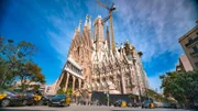 Nicht fertig und doch längst ein Wahrzeichen: Die Sagrada Familia von Antoni Gaudí ist die Sehenswürdigkeit schlechthin in Barcelona, obwohl an ihr seit 1882 gebaut wird. 2026 soll sie endlich vollendet werden.