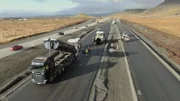 Aufgrund der schwierigen Witterungsbedingungen haben die isländischen Bauarbeiter nur etwa sechs Monate Zeit, um eine neue Fahrbahn fertigzustellen.