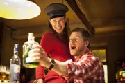 Mick (Henning Baum, r.) und Andreas' Mutter Gabi (Sonja Kirchberger, l.)