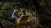 Bennet und Levin möchten eine schwere Schatzkiste vom Wald in ihre Piratenfestung bringen.