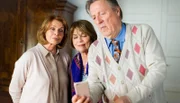 Werner (Hansjürgen Hürrig) macht ein Selfie mit Rita (Cornelia Froboess) zu Almuths (Senta Berger, li.) Geburtstag.