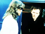 Mary Ellen (Judy Norton-Taylor, l.) weiß als Krankenschwester, dass es Mike Paxton (Dennis Redfield, r.) gelingen muss, sein Selbstmitleid abzulegen. Immer wieder führt sie Gespräche mit ihm.
