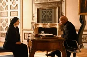 Oberin Theodora (Nina Hoger, l.) stellt Forderungen an Weihbischof Landkammer (Wolfgang Böck, r.).