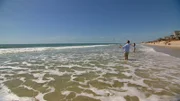 Ein frisch verheiratetes Paar aus Atlanta verlässt die Großstadt und kauft ihr erstes gemeinsames Zuhause in Topsail Island, North Carolina. Ihre Wünsche an das Eigenheim? Sie wollen alle Vorzüge der Insel genießen, das Haus soll malerisch liegen und die Gemeinde soll offen für junge Familien sein